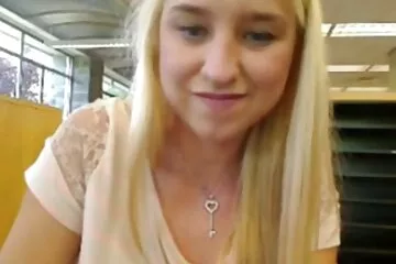 A castingon egy fekete nőnek farka kerül a fenekébe. családi szeksz videók
