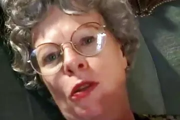 A kurva odaadta magát az őrnek, hogy ne családi szexvideok hívja a zsarukat.