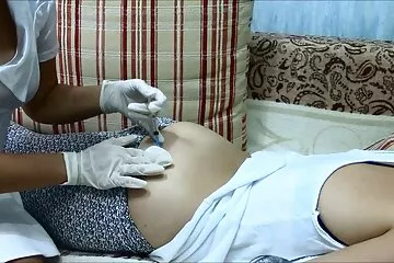 Izgatott nővér leggingsben aludt családi sexvideók egy vendéggel.