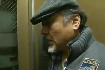 Készen áll a szar a családi kefélés TV távirányítójáért.