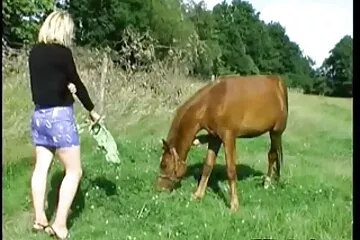 Egy fekete nő családi sex videó leggingsben baszik egy zenésszel a stúdióban.
