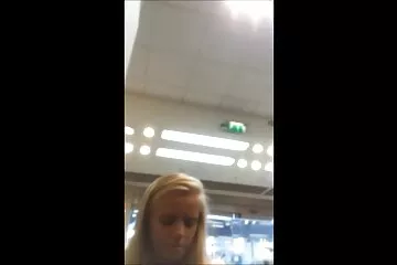 A vörös hajú jó kézi munkát adott egy vibrátorral, és adott a férfinak. amatör családi sex