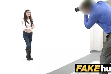 Egy diák családi szexvideok nagy farkason lovagol egy busás tanárt.
