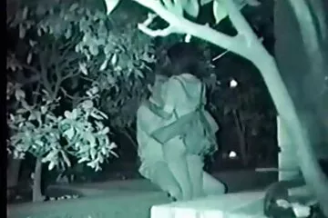 Egy tartományi megmossa a punciját és csaladi sex filmek maszturbál a kanapén.