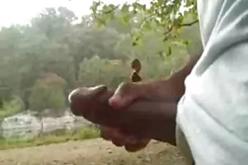 Egy családi szexvideo nagydarab férfi megbaszt egy pici csajt egy kis punciban.