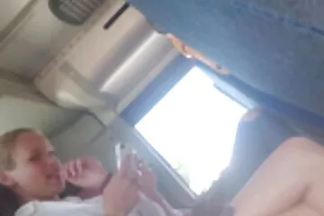 Egy fiatal lány szemüvegben lovagol ingyencsaladiporno egy srác pénisze és nyög.