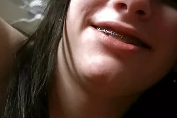Egy göndör hajú csaladisexvideok fekete nő elégedett egy fehér sráccal.