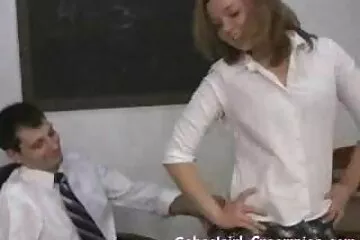 Borotvált pornó családi puncit és lédús melleket mutatott az erdőben.
